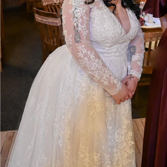 Oleg Cassini wedding dress - Picture 4 of 6